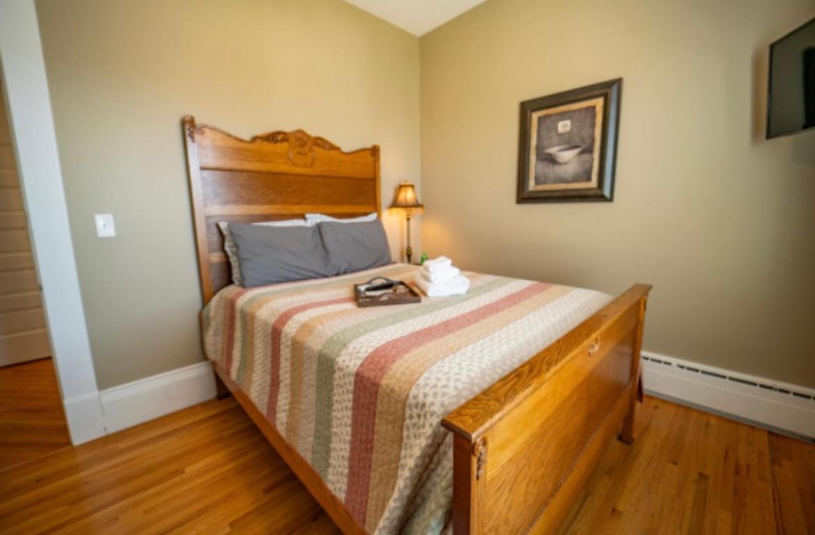 The Victorian Guesthouse Delphos Room photo